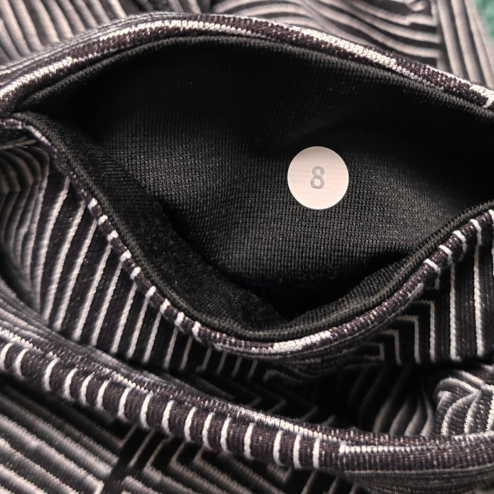 Lululemon Size 8 Wunder Under Crop Leggings Black White Geometric Maze Print - Picture 4 of 7